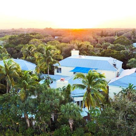 The Caribbean Court Boutique Hotel Vero Beach Exterior photo